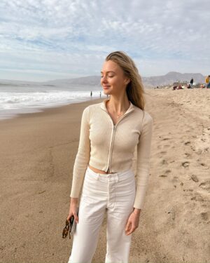 Lilly Krug Instagram - I’ve felt so much love over the holidays and am so grateful for my life. I started doing a gratitude practice and over time I’m becoming more present to savor the small moments of joy. Someone the ocean also makes me feel so free. Anyways, back in Romania now to continue shooting