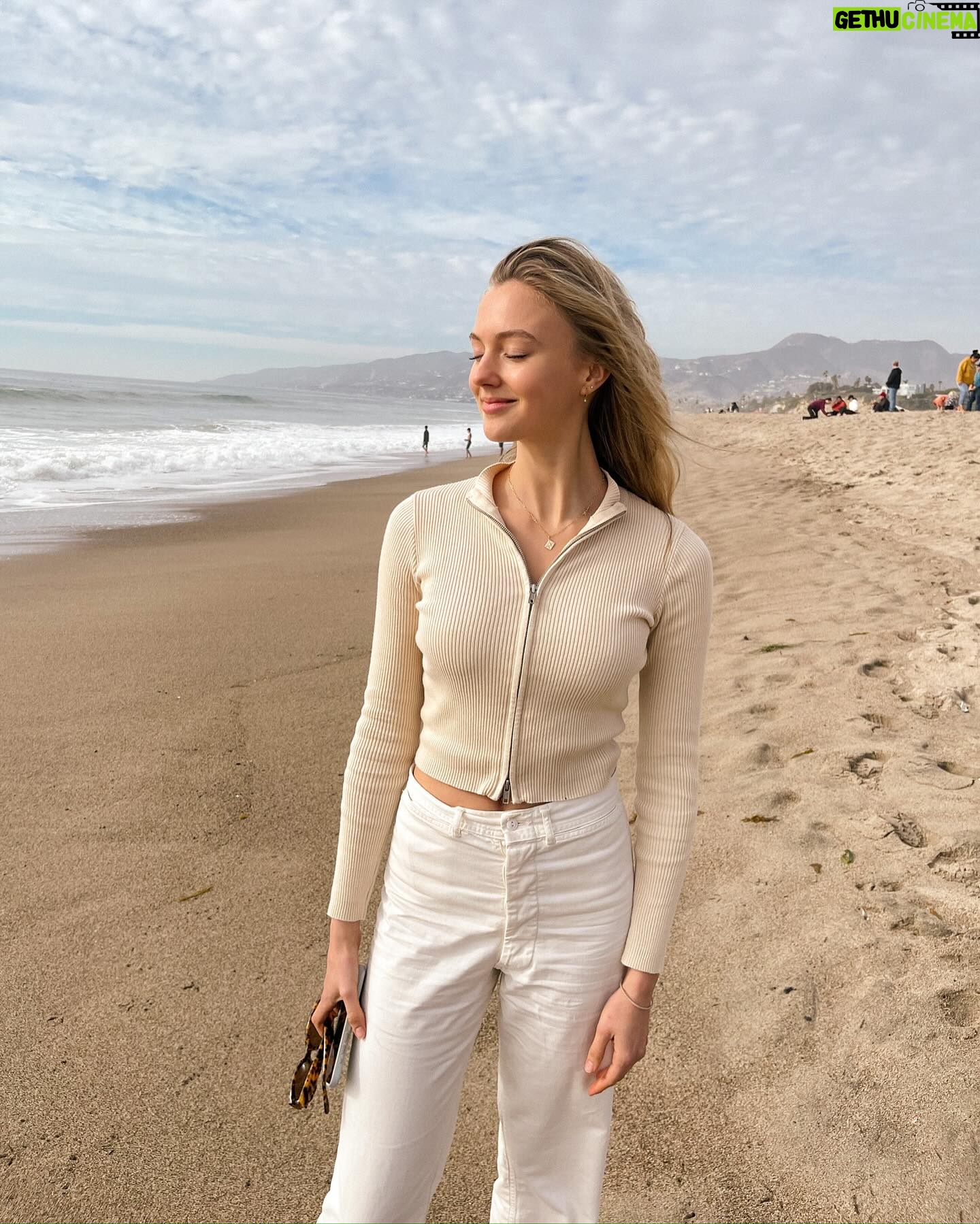 Lilly Krug - 6.6K Likes - I’ve felt so much love over the holidays and am so grateful for my life. I started doing a gratitude practice and over time I’m becoming more present to savor the small moments of joy. Someone the ocean also makes me feel so free. Anyways, back in Romania now to continue shooting