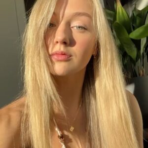 Lilly Krug Instagram - Anzeige | So langsam beginnt die magische Zeit des Jahres und wenn ihr noch etwas besonderes für eure Wishlist sucht, habe ich etwas total schönes von @ghdhairde für euch. Die ghd gilde Hot Brush ist wirklich super, wenn ihr Lust auf einen glatten, frizz-freien Hairlook habt. Ihr könnt eure Haare total easy im trockenen Zustand stylen und was ich total daran mag ist, dass es trotzdem noch natürlich aussieht. ✨

#ghddreamland #naturalhairlook
