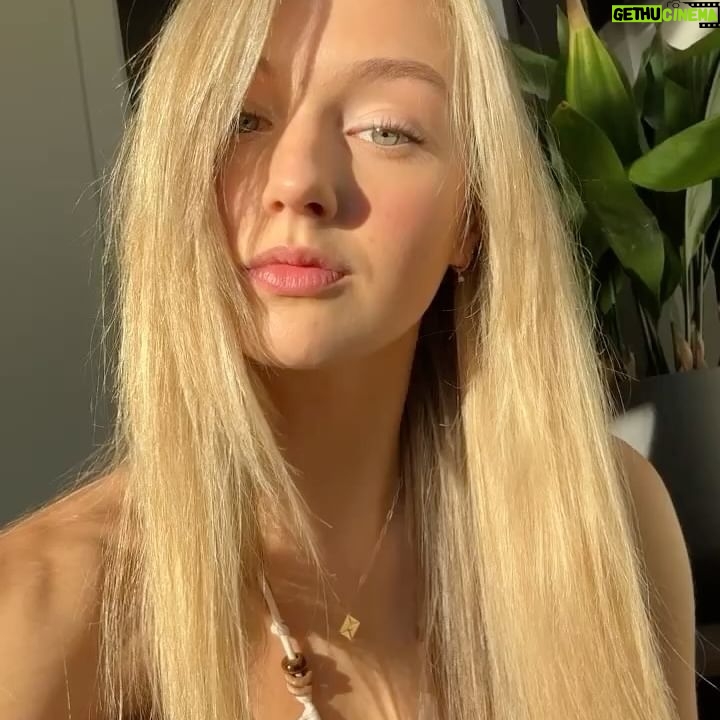 Lilly Krug - 6.3K Likes - Anzeige | So langsam beginnt die magische Zeit des Jahres und wenn ihr noch etwas besonderes für eure Wishlist sucht, habe ich etwas total schönes von @ghdhairde für euch. Die ghd gilde Hot Brush ist wirklich super, wenn ihr Lust auf einen glatten, frizz-freien Hairlook habt. Ihr könnt eure Haare total easy im trockenen Zustand stylen und was ich total daran mag ist, dass es trotzdem noch natürlich aussieht. ✨
#ghddreamland #naturalhairlook