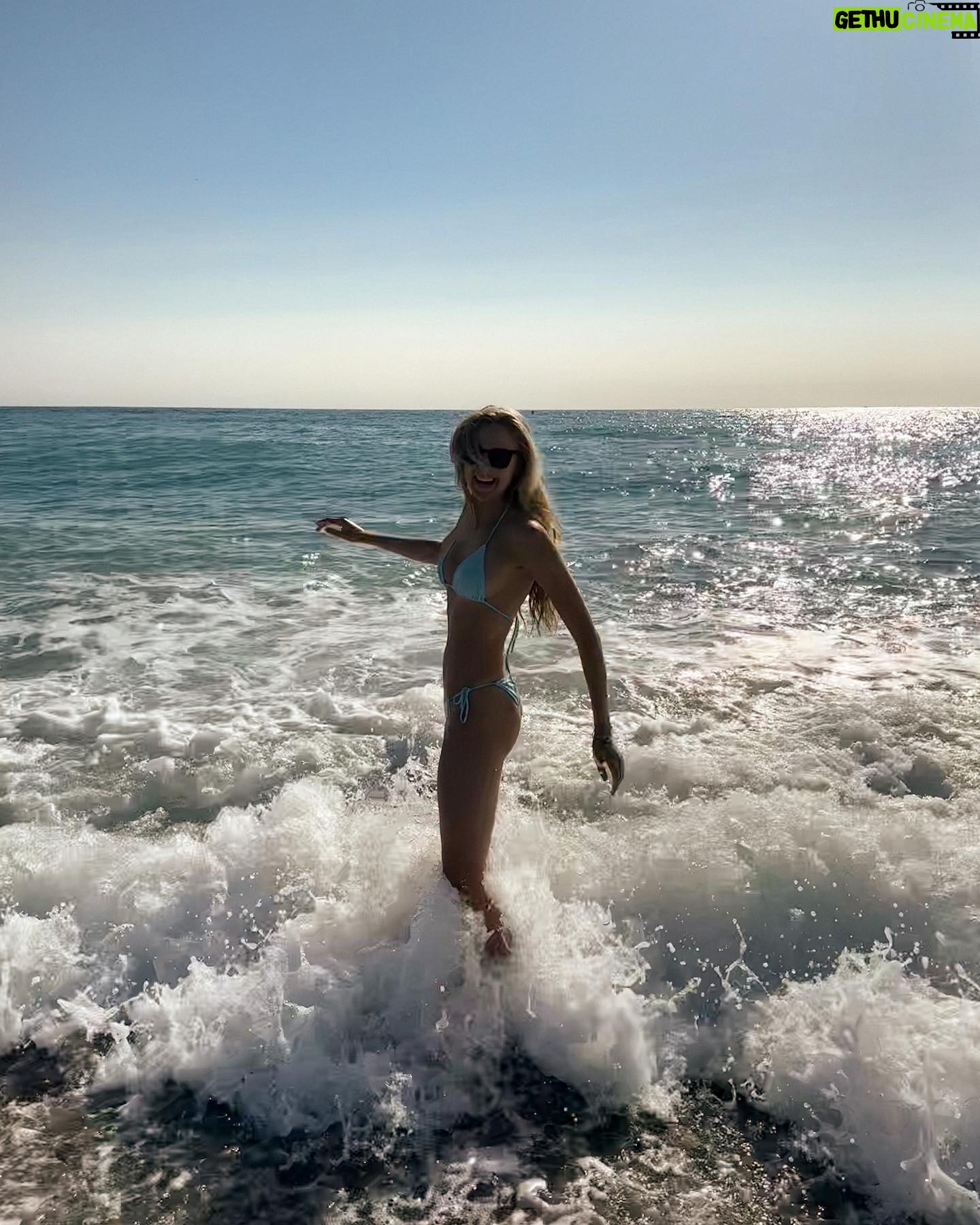 Lilly Krug - 6.4K Likes - Didn’t see the wave coming