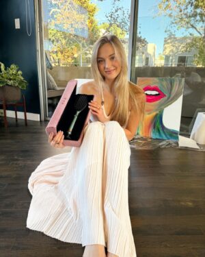 Lilly Krug Instagram - Anzeige | So langsam beginnt die magische Zeit des Jahres und wenn ihr noch etwas besonderes für eure Wishlist sucht, habe ich etwas total schönes von @ghdhairde für euch. Die ghd gilde Hot Brush ist wirklich super, wenn ihr Lust auf einen glatten, frizz-freien Hairlook habt. Ihr könnt eure Haare total easy im trockenen Zustand stylen und was ich total daran mag ist, dass es trotzdem noch natürlich aussieht. ✨

#ghddreamland #naturalhairlook
