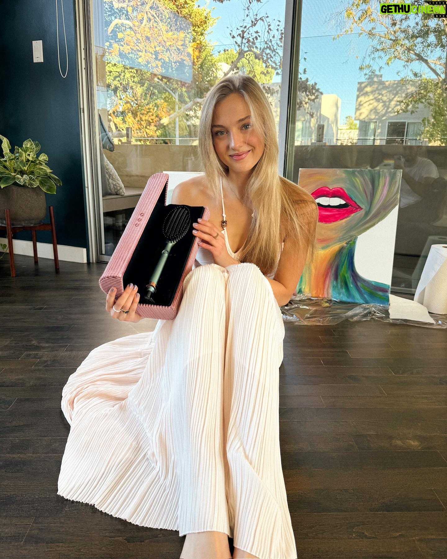 Lilly Krug - 6.3K Likes - Anzeige | So langsam beginnt die magische Zeit des Jahres und wenn ihr noch etwas besonderes für eure Wishlist sucht, habe ich etwas total schönes von @ghdhairde für euch. Die ghd gilde Hot Brush ist wirklich super, wenn ihr Lust auf einen glatten, frizz-freien Hairlook habt. Ihr könnt eure Haare total easy im trockenen Zustand stylen und was ich total daran mag ist, dass es trotzdem noch natürlich aussieht. ✨
#ghddreamland #naturalhairlook
