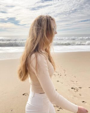 Lilly Krug Instagram - I’ve felt so much love over the holidays and am so grateful for my life. I started doing a gratitude practice and over time I’m becoming more present to savor the small moments of joy. Someone the ocean also makes me feel so free. Anyways, back in Romania now to continue shooting