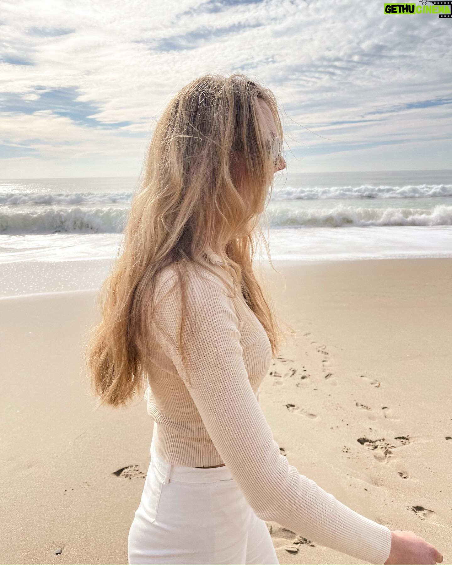 Lilly Krug - 6.6K Likes - I’ve felt so much love over the holidays and am so grateful for my life. I started doing a gratitude practice and over time I’m becoming more present to savor the small moments of joy. Someone the ocean also makes me feel so free. Anyways, back in Romania now to continue shooting