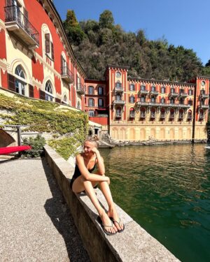 Lilly Krug Instagram - Lakeside lounging