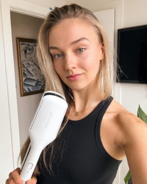 Lilly Krug Instagram - Anzeige | Mit dem ghd duet style von @ghdhairde sind meine Weihnachtstage auf jeden Fall gerettet und ich muss mir keine Gedanken um das Styling meiner Haare machen. Ich liebe es in der Weihnachtszeit alles ganz entspannt zu machen, meistens ungeschminkt zu sein und die Zeit mit der Family zu verbringen. Das tolle am ghd duet style ist, dass er mir die Möglichkeit bietet die Haare mit nur einem Tool zu trocknen und gleichzeitig zu glätten. Das vereinfacht so vieles, weshalb ich es total mag und fest in meine Routine mit aufgenommen habe. 💆🏼‍♀️ 

#ghdduetstyle
