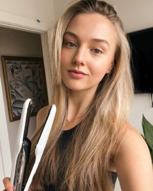 Lilly Krug Instagram - Anzeige | Mit dem ghd duet style von @ghdhairde sind meine Weihnachtstage auf jeden Fall gerettet und ich muss mir keine Gedanken um das Styling meiner Haare machen. Ich liebe es in der Weihnachtszeit alles ganz entspannt zu machen, meistens ungeschminkt zu sein und die Zeit mit der Family zu verbringen. Das tolle am ghd duet style ist, dass er mir die Möglichkeit bietet die Haare mit nur einem Tool zu trocknen und gleichzeitig zu glätten. Das vereinfacht so vieles, weshalb ich es total mag und fest in meine Routine mit aufgenommen habe. 💆🏼‍♀️ 

#ghdduetstyle