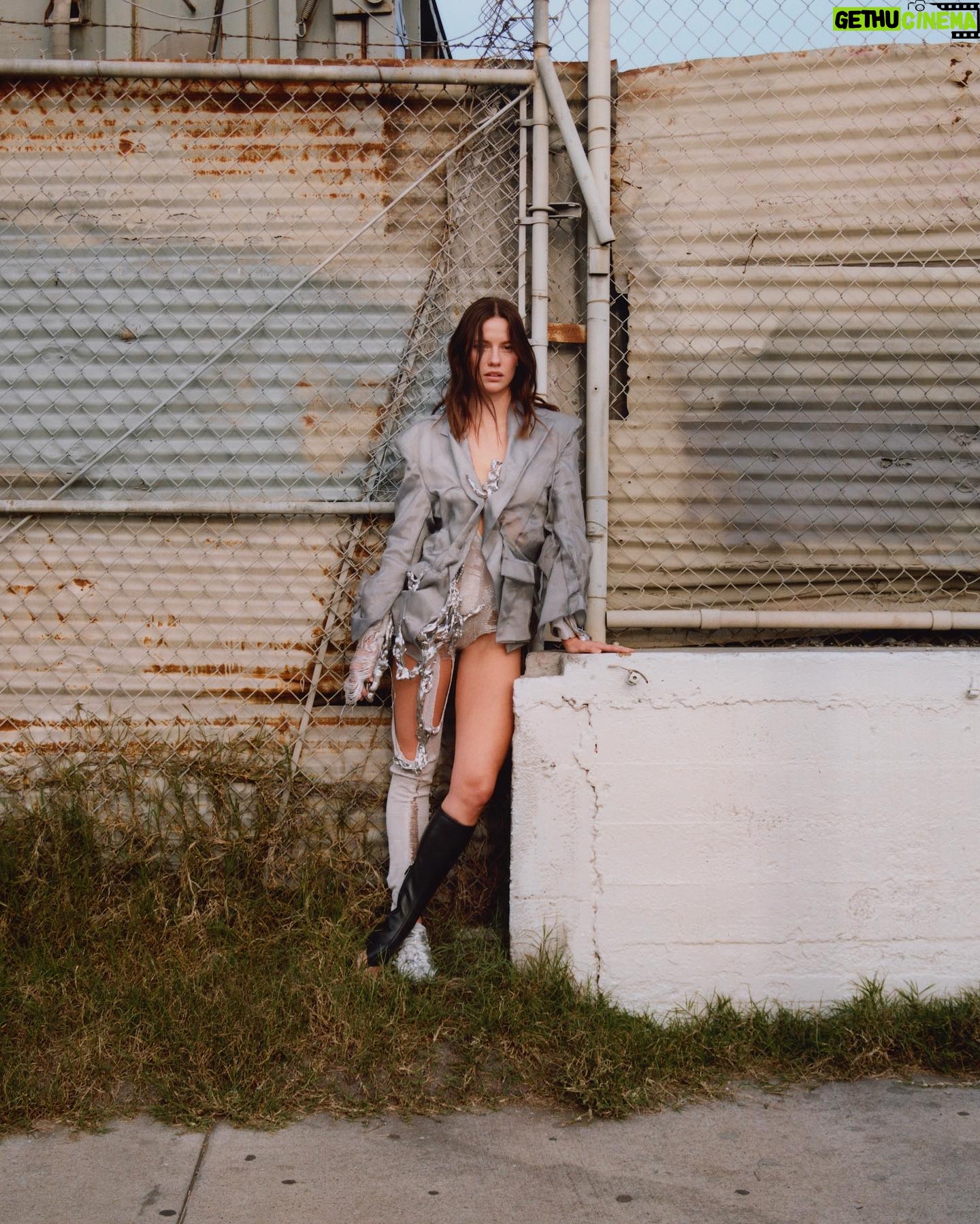 Lily Sullivan - 3 Likes - @wonderland roaming downtown Los Angeles with no pants isss an experienceā¦I recommend it⦠I thinkā¦