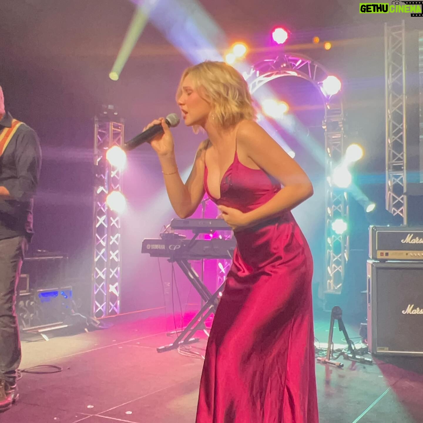 Lily Brooks O'Briant Instagram - The Rahm Night 3 ✨ Had the most amazing time performing my original song ‘Wait a Minute’ with the incredible band @sixwire at @rahmcelebritygolftournament! It was an incredible weekend raising money for the children @stjude ❤️ thank you so much @kevinprahm for being the best TV dad! I love you so much! • Thank you so much @aliceandolivia for the incredible dress I wore on the carpet! It was as absolutely perfect! 🤍 • • #singer #stjude #stjudeschildrensresearchhospital #stjudewontstop #therahm #charity #actress #golftournament #event #singersongwriter