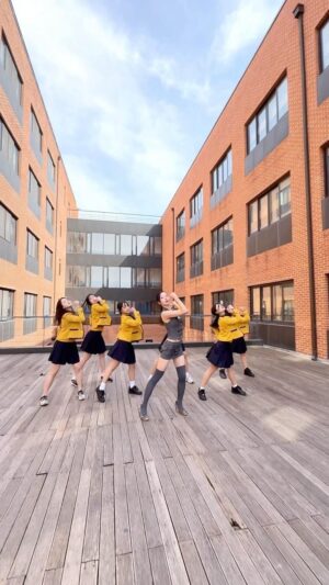 Lim Kim Instagram - 서공예 병아리 퀸들 최고🐥💛👑@sopa_dancers 

#서공예 #궁챌린지 #ULTchallenge #LIMKIM