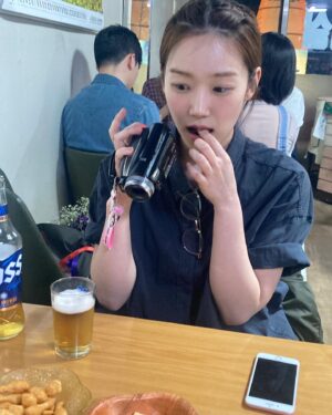 Lim Yu-bin Instagram - 기환과 전주영화제..귀하다 귀해..선민감독님께 무한한영광을..🪩 첫 날은 열심히 먹으러 다녔다 =(^.^)=ㅋ버텨준 다리야 고마워 #전주영화제#하나의장례식과둘의졸업식