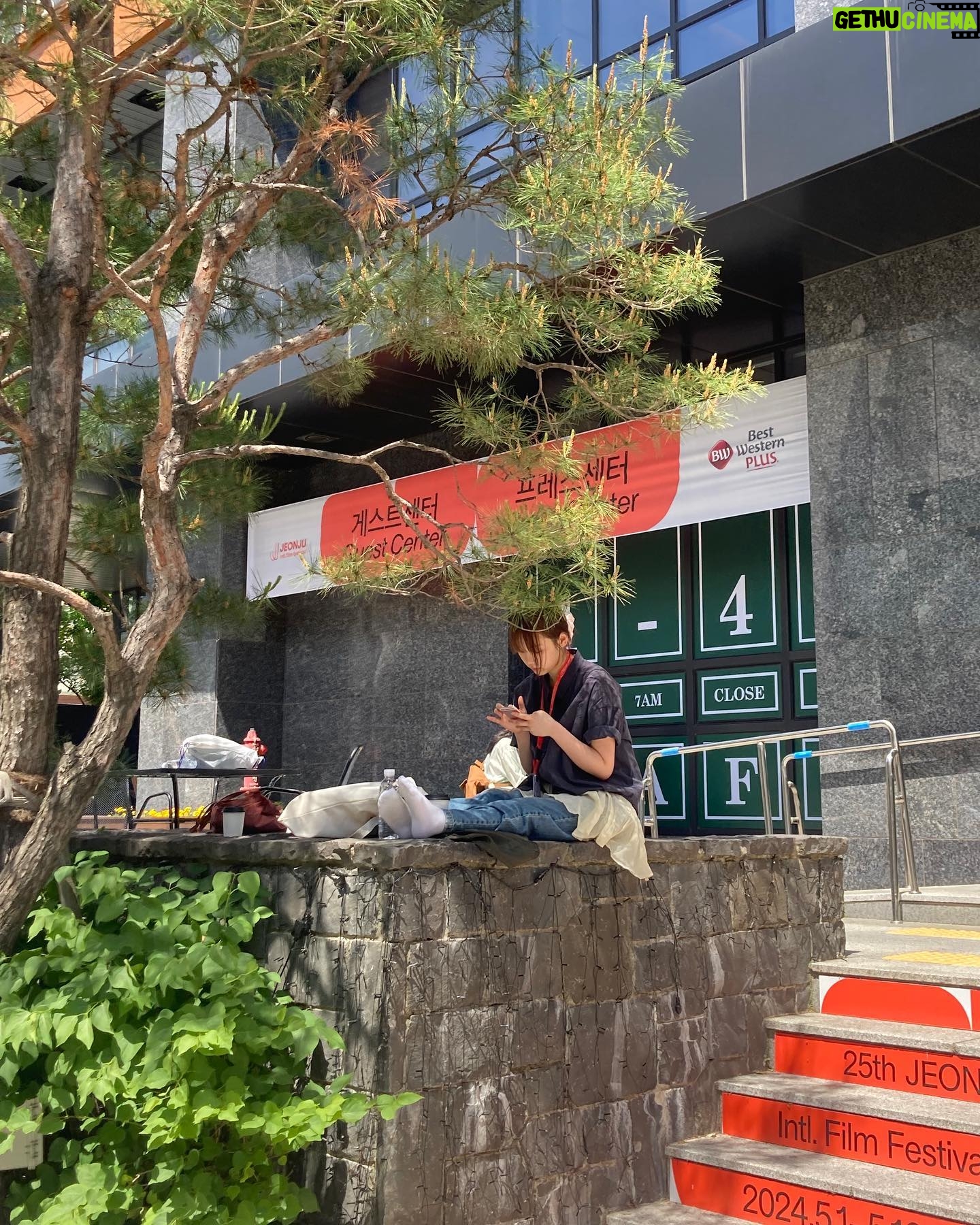 Lim Yu-bin - 2.8K Likes - 기환과 전주영화제..귀하다 귀해..선민감독님께 무한한영광을..🪩 첫 날은 열심히 먹으러 다녔다 =(^.^)=ㅋ버텨준 다리야 고마워 #전주영화제#하나의장례식과둘의졸업식