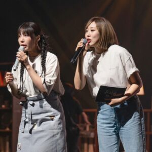 Lim La-la Instagram - 정은지님 팬미팅 MC로 함께 하고 왔어요!!🥳🥳 
역시 그 아티스트의 그 팬이라고
세상에나..🥹 둘다 너무 따뜻해서 다 녹아버릴뻔 감동ㅠㅠ 
하루종일 호강한 내 귀>< 올해들어 
제일 행복했다는 후기 들려드리며🥰❤️ 리허설때부터
배우, 가수, 뮤지컬, 사람 정은지 그 모든 순간에 최선이었던 
은지님께 진짜 많이 배웠습니다!!! 우리 또 만나요 꼭~!!!💕💕 

#엔조이커플 #임라라 #에이핑크 #정은지 
#은지의책방 #팬미팅 #MC #함께했어요 #😍