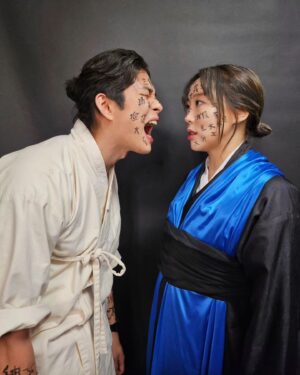 Lim La-la Instagram - 이도현과 김고은의 손톱을 먹다 만 엔조이커플ㅋㅋㅋㅋ
파묘 케이크 먹방 영상이 유튜브에 공개되었습니당🤤🎂
다들 영화 파묘 보셨나요?!
본 엔조잉들도, 안본 엔조잉들도 
모두 재밌게 볼 수 있게끔 만들어봤어융😁
분장도 오랜만에 해서 메이크업하는 숏츠, 분장지우는 ASMR도 다양하게 준비했으니 기대 많이 해주세요!!❤️❤️

#엔조이커플 #파묘 #케이크 #먹방