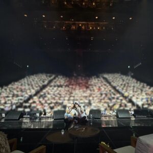 Lim La-la Instagram - 정은지님 팬미팅 MC로 함께 하고 왔어요!!🥳🥳 
역시 그 아티스트의 그 팬이라고
세상에나..🥹 둘다 너무 따뜻해서 다 녹아버릴뻔 감동ㅠㅠ 
하루종일 호강한 내 귀>< 올해들어 
제일 행복했다는 후기 들려드리며🥰❤️ 리허설때부터
배우, 가수, 뮤지컬, 사람 정은지 그 모든 순간에 최선이었던 
은지님께 진짜 많이 배웠습니다!!! 우리 또 만나요 꼭~!!!💕💕 

#엔조이커플 #임라라 #에이핑크 #정은지 
#은지의책방 #팬미팅 #MC #함께했어요 #😍