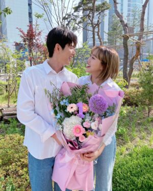 Lim La-la Instagram - 축🎉 여러분! 오늘 저희 결혼 1주년🥳
🎀엔조이커플 결혼 기념일🎀 이에요!!!
벌써 1주년이라니 너무 충격🥹

오늘 5월 21일은 가정의 달 5월에 
둘이서 하나가 된다는 의미에서
부부의 날이기도 하대요!! 💑
행복하게 만드는 컨텐츠 앞으로도
많이 보여드릴게요❤️! 감사합니다🙏

Today is our couple’s 1st wedding anniversary. 
It's the day the two became one. 
Thank you for joining us❤️

#엔조이커플 #손민수 #임라라 
#결혼 #1주년 #벌써일년 #1stanniversary