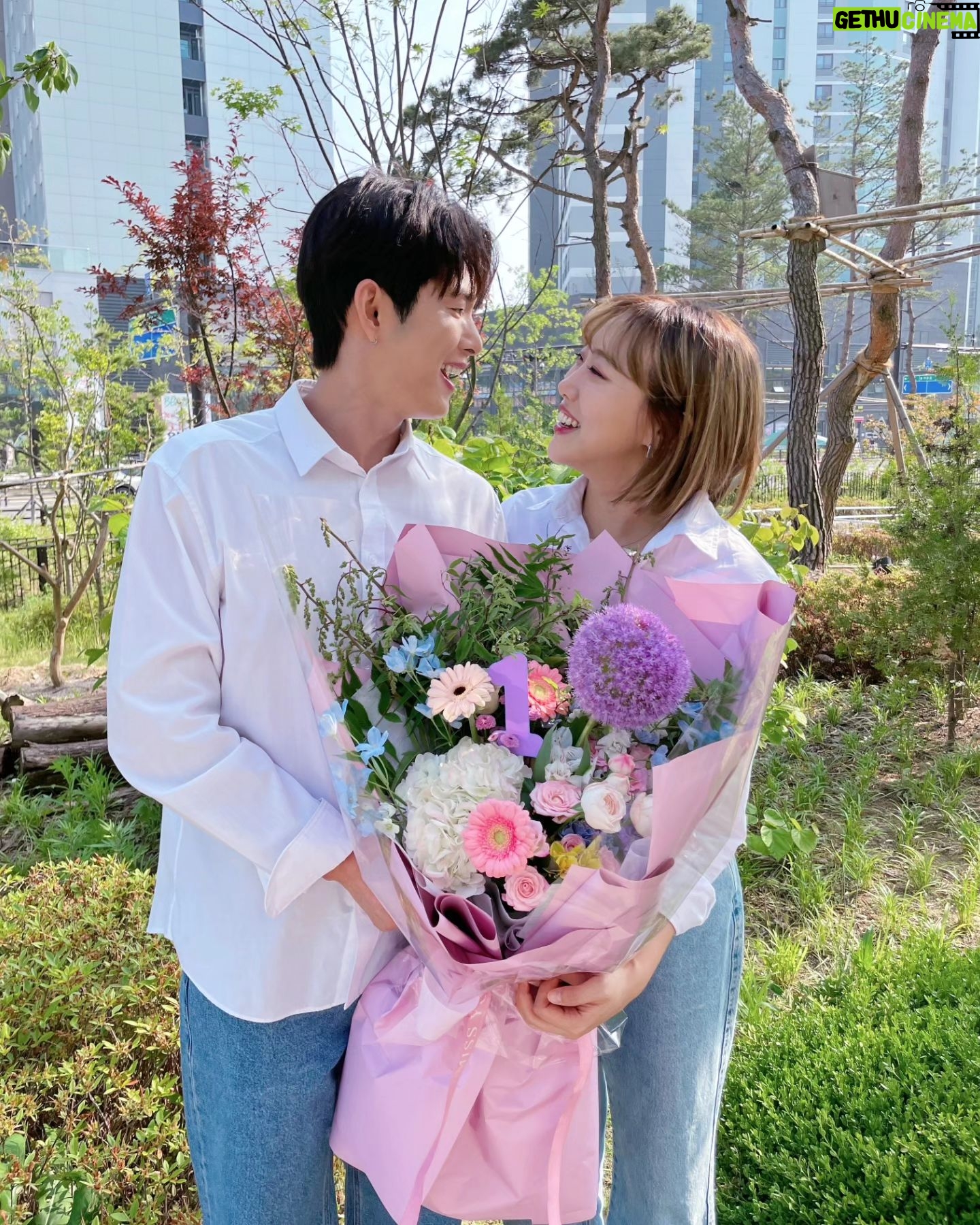 Lim La-la - 15.3K Likes - 축🎉 여러분! 오늘 저희 결혼 1주년🥳
🎀엔조이커플 결혼 기념일🎀 이에요!!!
벌써 1주년이라니 너무 충격🥹
오늘 5월 21일은 가정의 달 5월에
둘이서 하나가 된다는 의미에서
부부의 날이기도 하대요!! 💑
행복하게 만드는 컨텐츠 앞으로도
많이 보여드릴게요❤️! 감사합니다🙏
Today is our couple’s 1st wedding anniversary.
It's the day the two became one.
Thank you for joining us❤️
#엔조이커플 #손민수 #임라라
#결혼 #1주년 #벌써일년 #1stanniversary