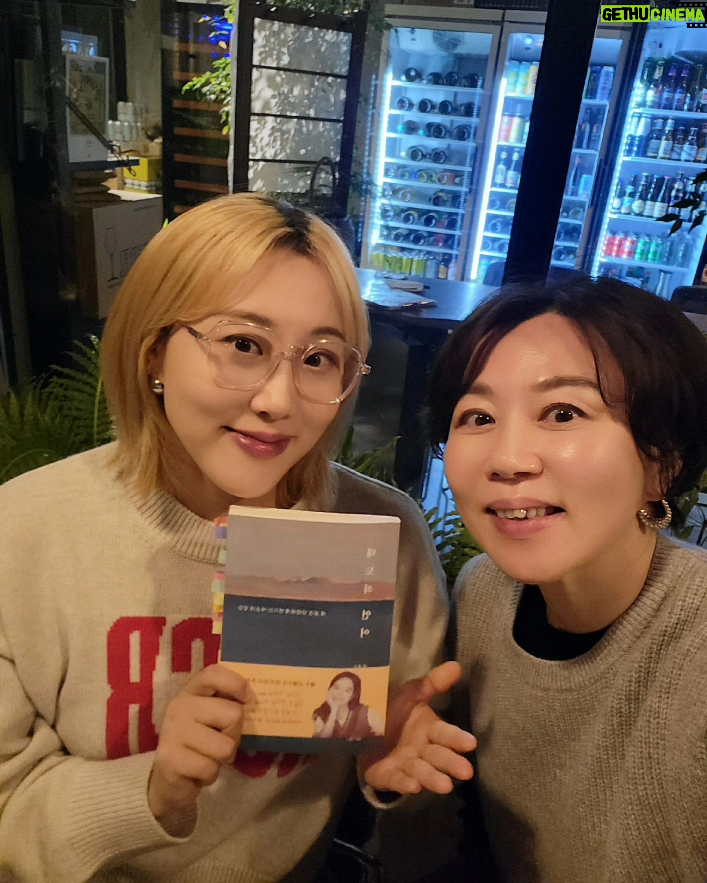Lim La-la Instagram - 인생은 경험의 모자이크라고 생각해요. 그래서 간접경험을 선사하는 책을 특히 사랑하는 편인데요! 애정하는 김지은 기자님의 '태도의 언어' 책을 읽는내내 각 분야의 최고의 이들이 지혜를 나누는 대화를 따뜻한 정원에 앉아 엿듣는 행복을 느꼈습니다. 따뜻하면서도 깊이있는 기자님의 인터뷰 기술 너무 탐이 납니다. 마치 산업 스파이처럼ㅋㅋㅋㅋㅋㅋ 인터뷰어와 인터뷰이 모두에게서 얻을 내용이 많아 인덱스가 많아졌네요! 언니처럼 삶에 대한 태도가 좋은사람이 될게요! #엔조이커플 #임라라 #책추천 #태도의언어 #김지은기자님 @lunajien