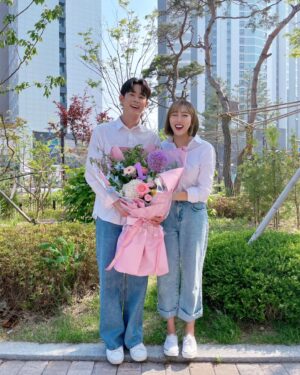 Lim La-la Instagram - 축🎉 여러분! 오늘 저희 결혼 1주년🥳
🎀엔조이커플 결혼 기념일🎀 이에요!!!
벌써 1주년이라니 너무 충격🥹

오늘 5월 21일은 가정의 달 5월에 
둘이서 하나가 된다는 의미에서
부부의 날이기도 하대요!! 💑
행복하게 만드는 컨텐츠 앞으로도
많이 보여드릴게요❤️! 감사합니다🙏

Today is our couple’s 1st wedding anniversary. 
It's the day the two became one. 
Thank you for joining us❤️

#엔조이커플 #손민수 #임라라 
#결혼 #1주년 #벌써일년 #1stanniversary