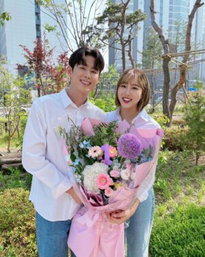 Lim La-la Instagram - 축🎉 여러분! 오늘 저희 결혼 1주년🥳
🎀엔조이커플 결혼 기념일🎀 이에요!!!
벌써 1주년이라니 너무 충격🥹

오늘 5월 21일은 가정의 달 5월에 
둘이서 하나가 된다는 의미에서
부부의 날이기도 하대요!! 💑
행복하게 만드는 컨텐츠 앞으로도
많이 보여드릴게요❤️! 감사합니다🙏

Today is our couple’s 1st wedding anniversary. 
It's the day the two became one. 
Thank you for joining us❤️

#엔조이커플 #손민수 #임라라 
#결혼 #1주년 #벌써일년 #1stanniversary