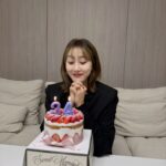 Lim La-la Instagram - 생일 축하해주신분들 정말 고맙습니다🙏 늘 옆에 있어주는 남편 그리고 변우석님 특히 감사드립니다❤️ #엔조이커플 #임라라 #생일축하 #만35살인데만나이헷갈려서34로찍은거실화냐