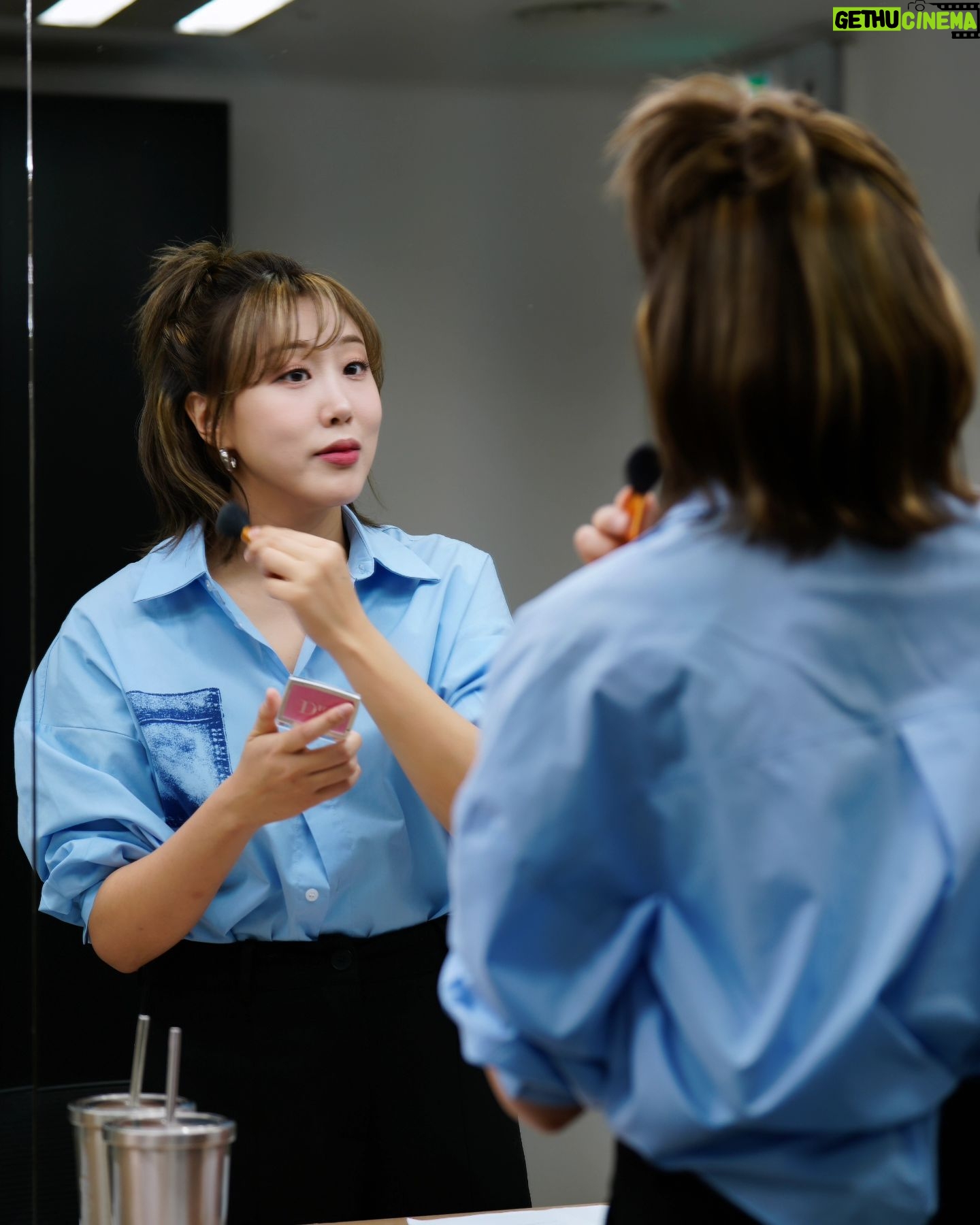 Lim La-la Instagram - 내가 턱선이 날렵한 이유🤫 #엔조이커플 #임라라 #찐으로 #쉐딩중 #💙