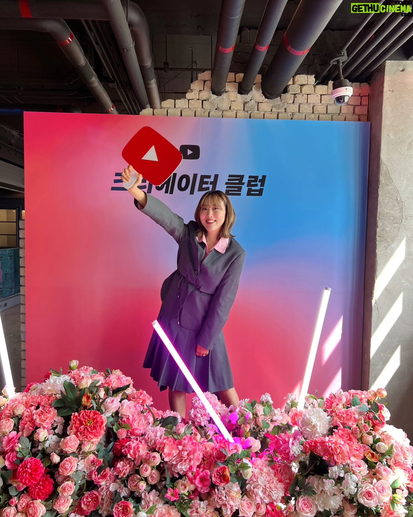 Lim La-la Instagram - 감사한 기회로 유튜브에서 여성크리에이터들에게 번아웃 극복법과 롱런하는법에 대해서 이야기해주는 시간을 갖고 왔는데요~!! 솔직히 고백하자면 제가 이야기했던것들 저도 잘 안되어서 계속 노력중인것같아요~!😭😭 1. 나와의 적당한 거리감 갖는법 2. 결과보다는 과정에 집중하기 그래도 7년이라는 긴 시간동안 쉬지 않고 달려온 제 시간도 돌아보고 참여해주신 다른 크리에이터들께서 도움 많이됐다고 전해준 따뜻한 위로 덕분에 행복한 하루였습니다😍 Thank U🩷 @youtubecreatorskorea #유튜브 #youtubecreatorskorea #크리에이터클럽 #강연자 #엔조이커플 #임라라