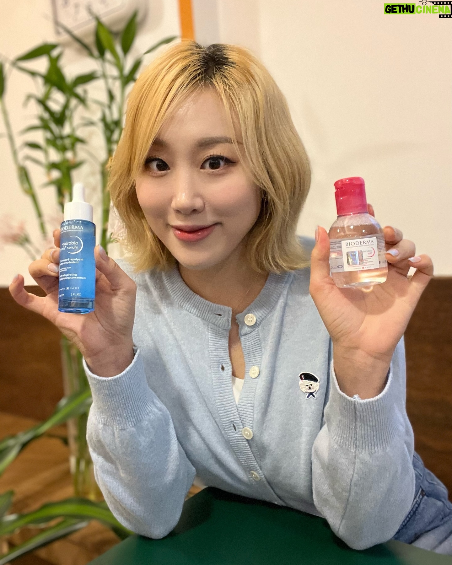 Lim La-la Instagram - 20대 때 술먹고 화장 못지우고 잠들던 청춘의 임라라에게 신세계를 선물했던 바이오더마🩵 이 제품이 없었다면 지금의 제 피부는 없었을거예요...🥹ㅋㅋ드디어 그 둘이 만났다!!! 임라라X바이오더마 올영라이브🔥💙 라이브특가 최대 38% 할인😍 방송 상품 구매 시 각종 베네핏도 나눠주고, 히알루 세럼 본품과 올리브영 기프트카드 1만원권 나눠주는 방송인증 이벤트도 해요!! 많이많이 놀러와주세융😉😉 💛2월 21일(수) 오늘 오후 8시💛 #올리브영 #라이브 #또산집 #바이오더마 #bioderma @bioderma_kr @oliveyoung_official