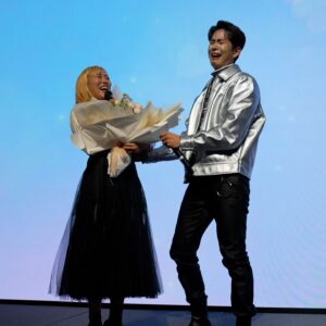 Lim La-la Instagram - 저 프로포즈 받았어요ㅠㅠ
솔직히 저는 살면서 제 자신을 
사랑한 적이 별로 없는 것 같아요.
늘 부족한 것 같고 단점만 많은 나를 
미워하는 날이 더 많았습니다.
그런 나 자신보다 나를 더 사랑해 주는
사람을 만나서 나 자신을 사랑하는 법도 배웠고
무엇보다 욕심 많고 일에 미쳐있는 저를
9년동안 한결같이 보듬어주고
사랑해 준 민수에게 정말 고맙습니다.
⠀
현실에 벽에 수없이 부딪혀서 내 인생에 
결혼이라는 것은 절대 있을 수 없다고 
생각하고 살았던 사람인데 확신을 가지고
더욱 행복하게 해주겠다는 사람을 만나
이제 조금은 의지도 하면서 살아가보려고요.
⠀
아직도 많이 떨리고 남의 일처럼 믿기진 않지만 
팬미팅이라는 뜻깊은 자리에서 우리를 
응원해 주는 팬분들 앞에서 함께해서 더욱 행복합니다!
5년 전만 해도 상상할 수 없는 일이 저에게 벌어졌듯이 
여러분께도 꿈같은 일이 반드시 
이루어지길 저도 간절히 기도할게요! 정말 감사합니다! 

#엔조이커플 #손민수 #임라라 #프로포즈 
#감사합니다 #엔조잉❤️