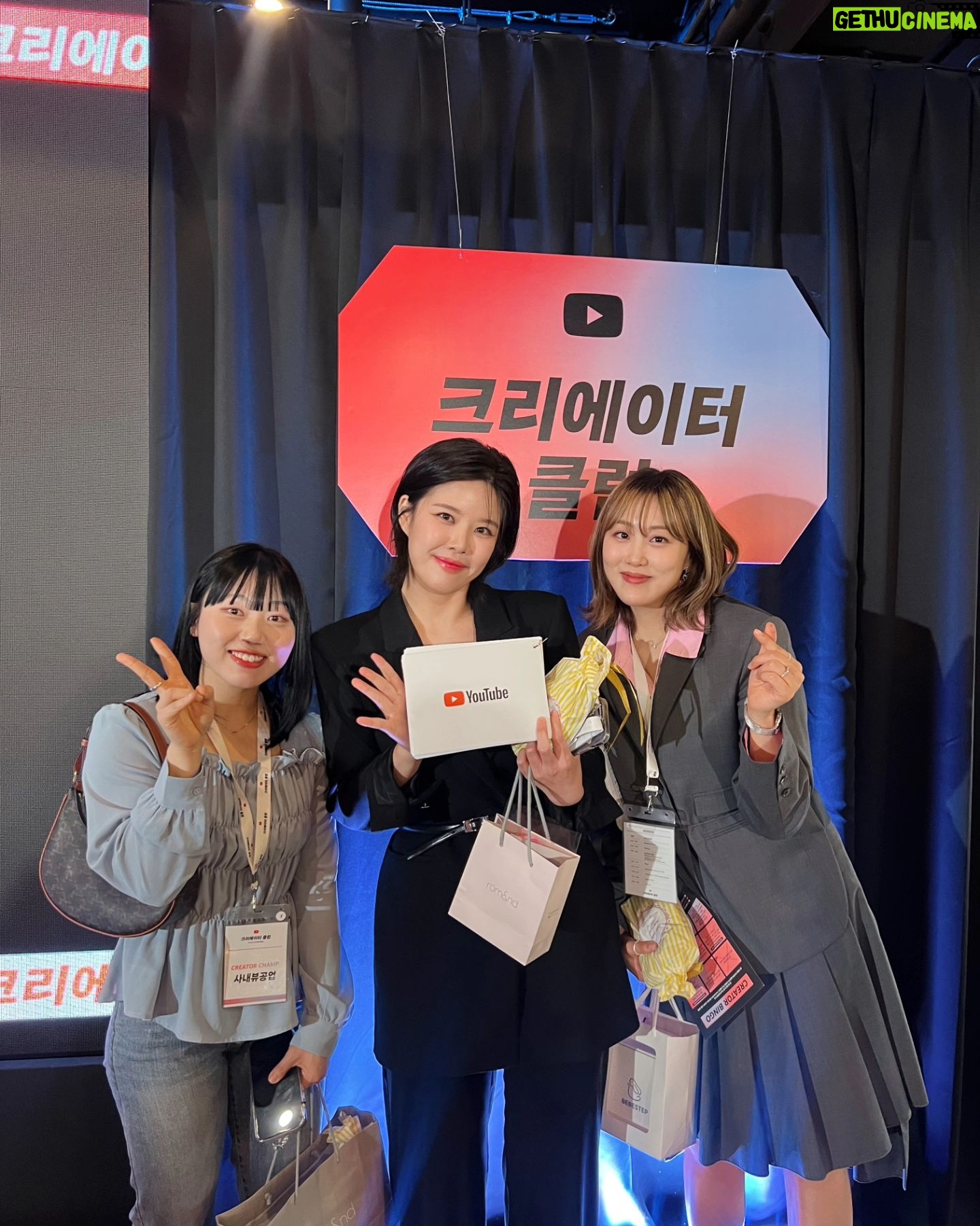 Lim La-la Instagram - 감사한 기회로 유튜브에서 여성크리에이터들에게 번아웃 극복법과 롱런하는법에 대해서 이야기해주는 시간을 갖고 왔는데요~!! 솔직히 고백하자면 제가 이야기했던것들 저도 잘 안되어서 계속 노력중인것같아요~!😭😭 1. 나와의 적당한 거리감 갖는법 2. 결과보다는 과정에 집중하기 그래도 7년이라는 긴 시간동안 쉬지 않고 달려온 제 시간도 돌아보고 참여해주신 다른 크리에이터들께서 도움 많이됐다고 전해준 따뜻한 위로 덕분에 행복한 하루였습니다😍 Thank U🩷 @youtubecreatorskorea #유튜브 #youtubecreatorskorea #크리에이터클럽 #강연자 #엔조이커플 #임라라