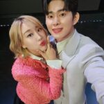 Lim La-la Instagram - 오늘 밤 11시 ENA 구독왕에 민뚜와 심사위원으로 참여했어용🩷 축구 보기전에 구독왕보면 시간 딱 맞겠다😆 국내 첫 크리에이터 서바이벌 오디션🔥🔥이따 만나요😍 #엔조이커플 #임라라 #구독왕 #play #king