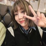 Lim La-la Instagram - 옴브레 해봤는데 오때유?? 탈색 이제 두피 아파서 긋바이👋😭 #옴브레 #옴브레염색 #임라라 #엔조이커플 #단발스타일 Thank U🩷@bomi_kk