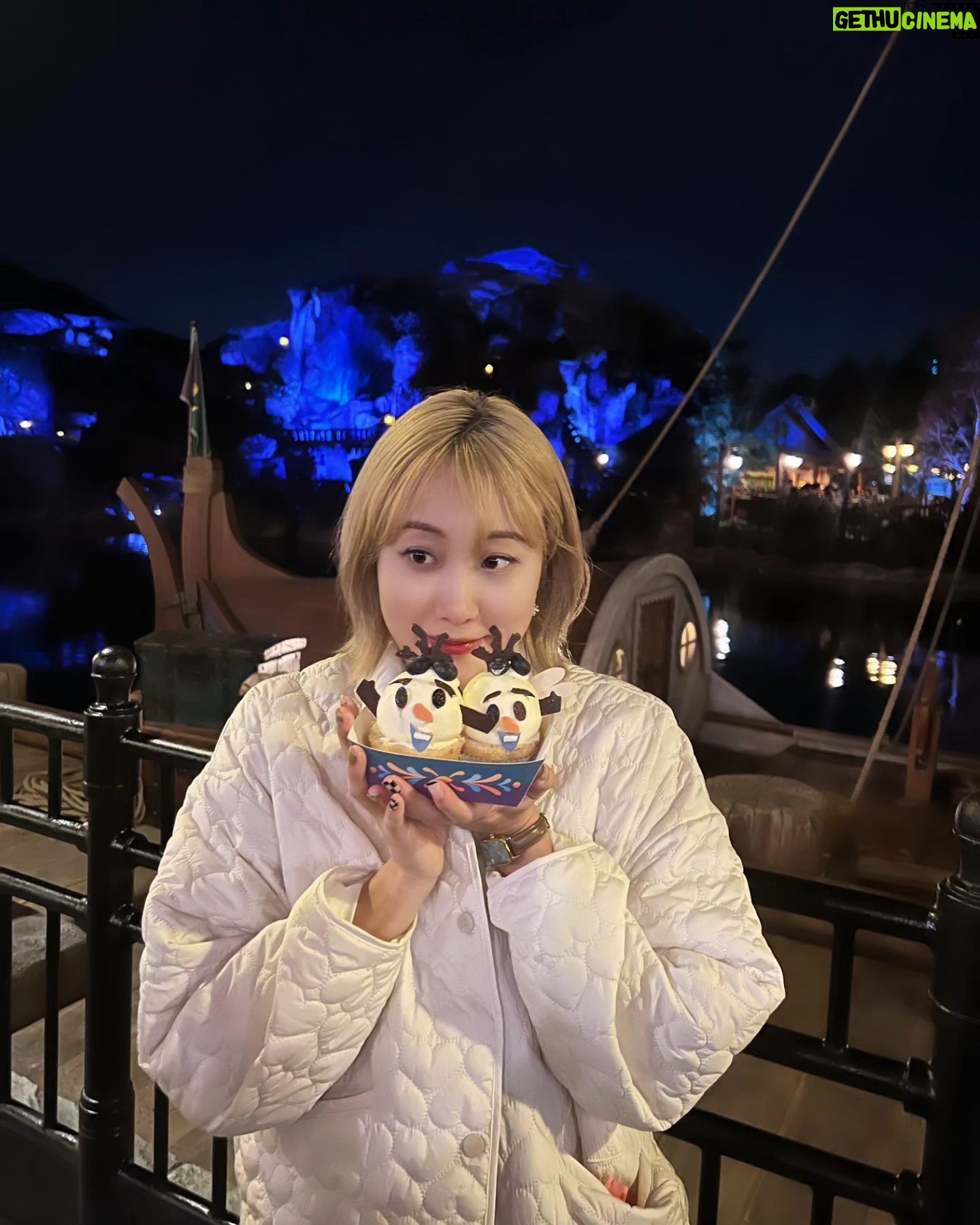 Lim La-la Instagram - 나 이거 샀게요 안샀게요?🤭🐿ㅋㅋㅋ 웃고 울었던 극F에게 딱인 홍콩 디즈니랜드🩷 #엔조이커플 #임라라 #디즈니랜드 #hongkong