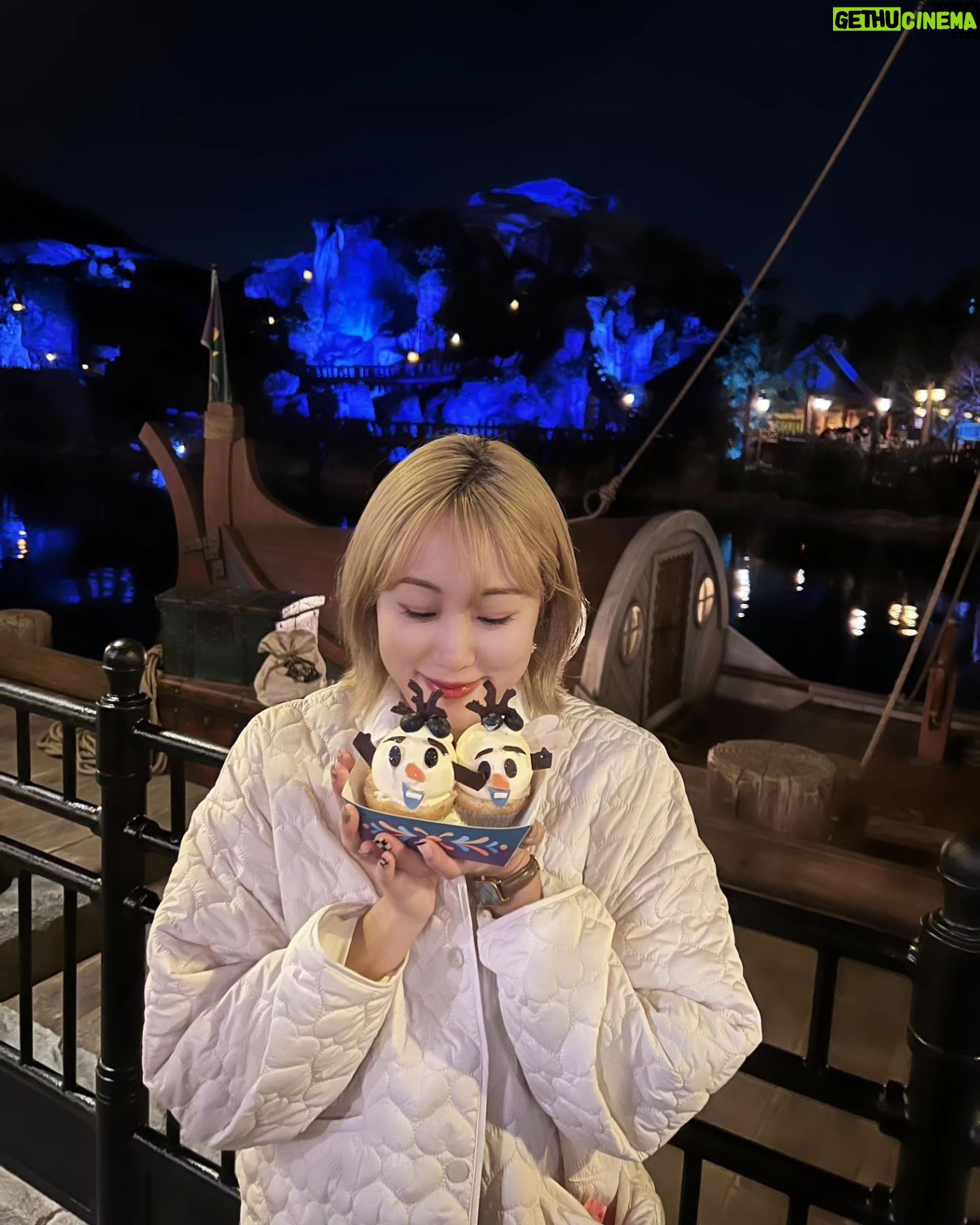 Lim La-la Instagram - 나 이거 샀게요 안샀게요?🤭🐿ㅋㅋㅋ 웃고 울었던 극F에게 딱인 홍콩 디즈니랜드🩷 #엔조이커플 #임라라 #디즈니랜드 #hongkong