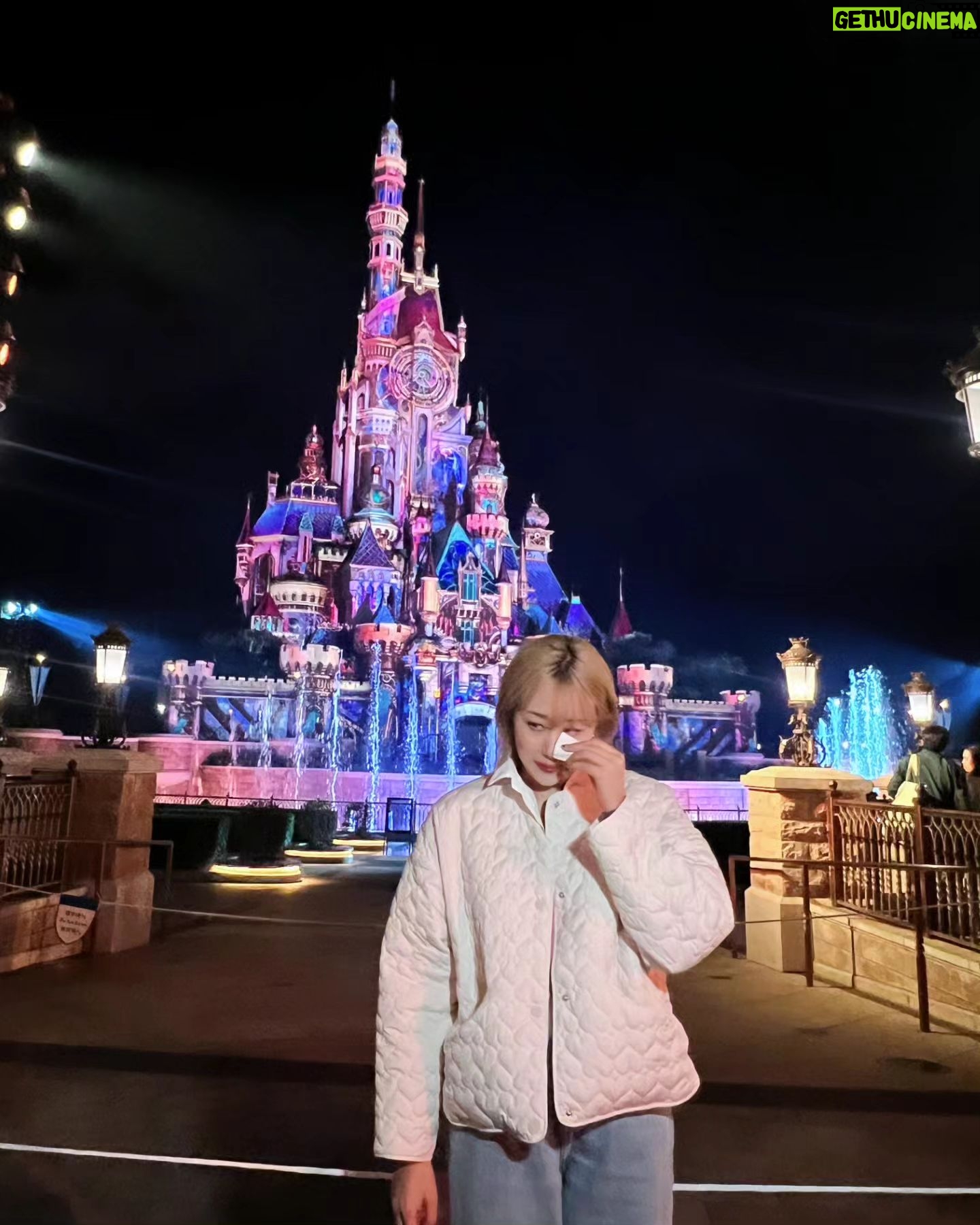 Lim La-la Instagram - 나 이거 샀게요 안샀게요?🤭🐿ㅋㅋㅋ 웃고 울었던 극F에게 딱인 홍콩 디즈니랜드🩷 #엔조이커플 #임라라 #디즈니랜드 #hongkong