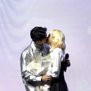 Lim La-la Instagram - 저 프로포즈 받았어요ㅠㅠ
솔직히 저는 살면서 제 자신을 
사랑한 적이 별로 없는 것 같아요.
늘 부족한 것 같고 단점만 많은 나를 
미워하는 날이 더 많았습니다.
그런 나 자신보다 나를 더 사랑해 주는
사람을 만나서 나 자신을 사랑하는 법도 배웠고
무엇보다 욕심 많고 일에 미쳐있는 저를
9년동안 한결같이 보듬어주고
사랑해 준 민수에게 정말 고맙습니다.
⠀
현실에 벽에 수없이 부딪혀서 내 인생에 
결혼이라는 것은 절대 있을 수 없다고 
생각하고 살았던 사람인데 확신을 가지고
더욱 행복하게 해주겠다는 사람을 만나
이제 조금은 의지도 하면서 살아가보려고요.
⠀
아직도 많이 떨리고 남의 일처럼 믿기진 않지만 
팬미팅이라는 뜻깊은 자리에서 우리를 
응원해 주는 팬분들 앞에서 함께해서 더욱 행복합니다!
5년 전만 해도 상상할 수 없는 일이 저에게 벌어졌듯이 
여러분께도 꿈같은 일이 반드시 
이루어지길 저도 간절히 기도할게요! 정말 감사합니다! 

#엔조이커플 #손민수 #임라라 #프로포즈 
#감사합니다 #엔조잉❤️