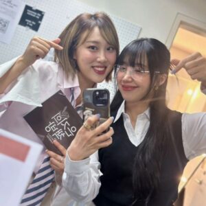 Lim La-la Instagram - 정은지님 팬미팅 MC로 함께 하고 왔어요!!🥳🥳 
역시 그 아티스트의 그 팬이라고
세상에나..🥹 둘다 너무 따뜻해서 다 녹아버릴뻔 감동ㅠㅠ 
하루종일 호강한 내 귀>< 올해들어 
제일 행복했다는 후기 들려드리며🥰❤️ 리허설때부터
배우, 가수, 뮤지컬, 사람 정은지 그 모든 순간에 최선이었던 
은지님께 진짜 많이 배웠습니다!!! 우리 또 만나요 꼭~!!!💕💕 

#엔조이커플 #임라라 #에이핑크 #정은지 
#은지의책방 #팬미팅 #MC #함께했어요 #😍
