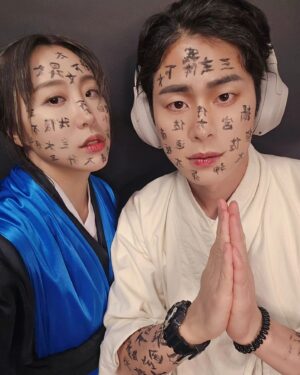 Lim La-la Instagram - 이도현과 김고은의 손톱을 먹다 만 엔조이커플ㅋㅋㅋㅋ
파묘 케이크 먹방 영상이 유튜브에 공개되었습니당🤤🎂
다들 영화 파묘 보셨나요?!
본 엔조잉들도, 안본 엔조잉들도 
모두 재밌게 볼 수 있게끔 만들어봤어융😁
분장도 오랜만에 해서 메이크업하는 숏츠, 분장지우는 ASMR도 다양하게 준비했으니 기대 많이 해주세요!!❤️❤️

#엔조이커플 #파묘 #케이크 #먹방