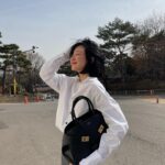 Lim Soo-jung Instagram - 🖤☀️🍀 @Ferragamo #FerragamoHugBag #페라가모