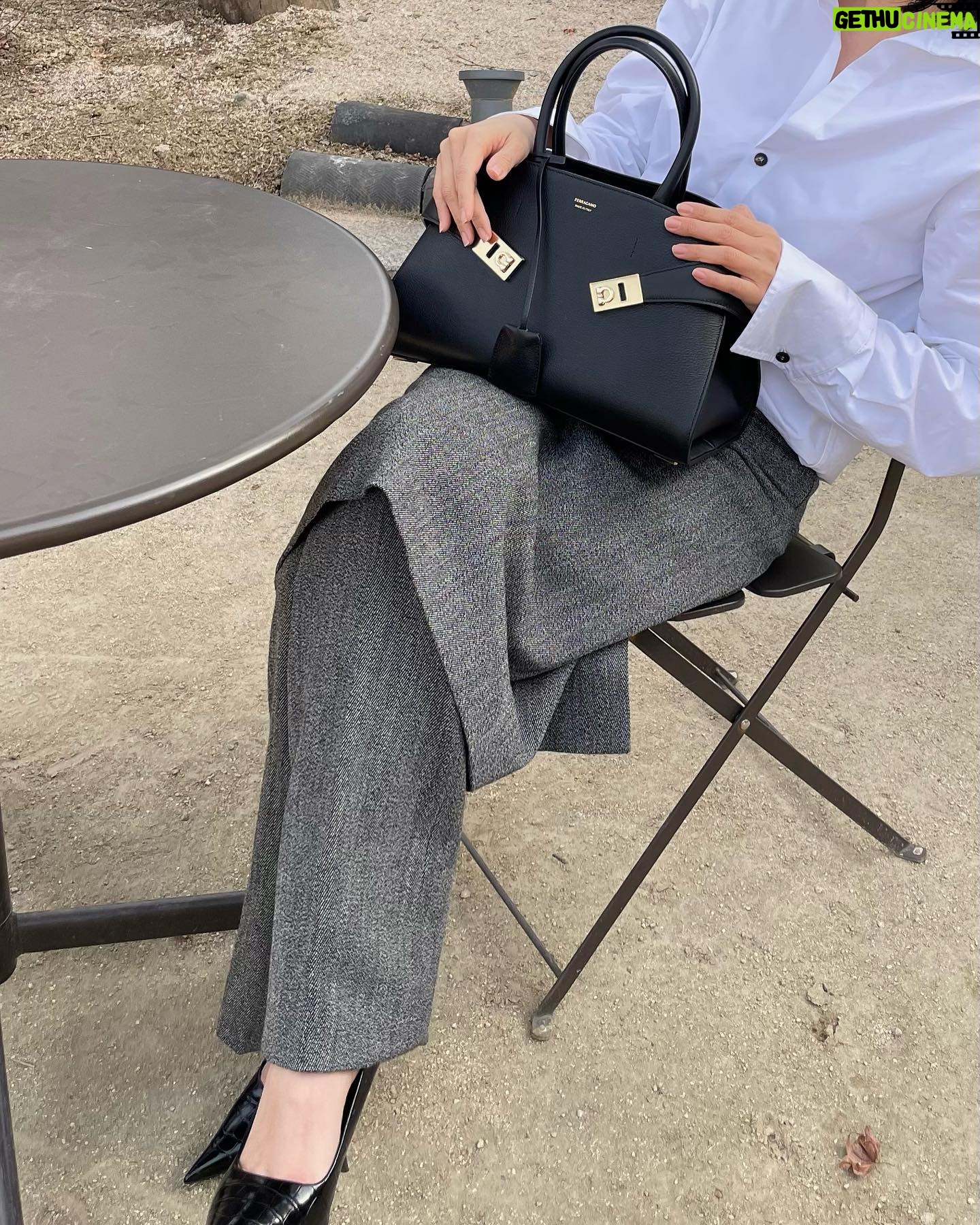 Lim Soo-jung Instagram - π€βοΈπ @Ferragamo #FerragamoHugBag #νλΌκ°λͺ¨