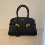 Lim Soo-jung Instagram - 🖤☀️🍀 @Ferragamo #FerragamoHugBag #페라가모