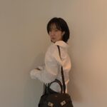 Lim Soo-jung Instagram - 🖤☀️🍀 @Ferragamo #FerragamoHugBag #페라가모