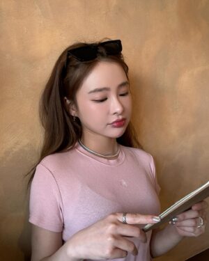 Lin Hana Instagram - 上次跟大家分享的鳳凰🐦‍🔥🐦‍🔥一個月後的before/after
每個人看完都超！級！心！動！的！真的非常推薦！
😝這篇是三個月後惹😝
朋友已經約這個禮拜打完了！除了痛，忍忍就過了！
先打就先漂亮囉寶寶綿😝
雖然價錢不便宜，不過一般人如果沒有像模特兒每天要拍照表情喜怒哀樂做個三千回以上外加外拍艷陽曬的！可以撐個1.5～2年是非常划算的療程喔！隨著膠原蛋白增生，大約三到六個月效果會最明顯！
可以給大家參考！我自己大約一個月就蠻有感的😁鳳凰老手4我🤪
除了輪廓線加強，年紀增長脖紋也不會給你少長，人家說看年紀就看脖子！ok～～醫生麻煩也幫我加強一下脖子！謝謝😚
看我的臉整個小一號好像瘦了4公斤但其實沒有！
就只是下垂亂降落ㄉ肉肉們回家歸位變緊實了！
我是給 @iskinbeautyclinic 王麒惠醫師治療的~
可以直接打電話到診所預約諮詢唷！護士都超漂亮😜
以上給各位水水們參考💕💕💕
