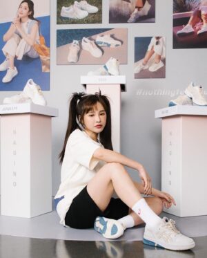 Lin Hana Instagram - 真的真的真的很開心這次能擔任 @asicstw 
2023年春夏女性商品發表會的運動潮流穿搭代表٩(ᵔᗜᵔ*)و
發表會上以簡單的LOGO運動休閒風格T-shint搭配球鞋,像是腳上#EX89刻篮球是我非喜的配色,很可愛!很百搭!
而這次的新品主題凪乃NAGINO系列，在 @asicstw 鼓勵女性在動的同時也能在中自我探索、自我對話、尋生活平衡與靜,正是在我運動的過程中一直不斷不斷到現在能領悟到的,心態影響狀態,只有強妝健康的身體才能帶著我們去實踐心裡想做的事啊！
而這次的靈感來自於海邊，海，有時平静有時澎湃,就像魔術師一樣,跟角色一樣帶領觀眾到每一章不同的故事情節裡,再我在與每一個角色分手說再見的時候,調整自己步調跟心態,大海總是能引導我,心之所向,身之所往。
重啟狀態再次自我挑戰,突破舒適圈！
就像穿上這身和溫暖的運動衣像海一樣比的包容度以滿滿的包覆著我,讓我重新充電往下一站再出發！
@asicstw
#NAGINO
#ASICSWOMEN
#ASICSTW
#nothingfeelsbetter