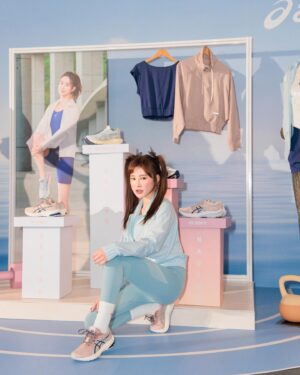 Lin Hana Instagram - 真的真的真的很開心這次能擔任 @asicstw 
2023年春夏女性商品發表會的運動潮流穿搭代表٩(ᵔᗜᵔ*)و
發表會上以簡單的LOGO運動休閒風格T-shint搭配球鞋,像是腳上#EX89刻篮球是我非喜的配色,很可愛!很百搭!
而這次的新品主題凪乃NAGINO系列，在 @asicstw 鼓勵女性在動的同時也能在中自我探索、自我對話、尋生活平衡與靜,正是在我運動的過程中一直不斷不斷到現在能領悟到的,心態影響狀態,只有強妝健康的身體才能帶著我們去實踐心裡想做的事啊！
而這次的靈感來自於海邊，海，有時平静有時澎湃,就像魔術師一樣,跟角色一樣帶領觀眾到每一章不同的故事情節裡,再我在與每一個角色分手說再見的時候,調整自己步調跟心態,大海總是能引導我,心之所向,身之所往。
重啟狀態再次自我挑戰,突破舒適圈！
就像穿上這身和溫暖的運動衣像海一樣比的包容度以滿滿的包覆著我,讓我重新充電往下一站再出發！
@asicstw
#NAGINO
#ASICSWOMEN
#ASICSTW
#nothingfeelsbetter