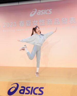 Lin Hana Instagram - 真的真的真的很開心這次能擔任 @asicstw 
2023年春夏女性商品發表會的運動潮流穿搭代表٩(ᵔᗜᵔ*)و
發表會上以簡單的LOGO運動休閒風格T-shint搭配球鞋,像是腳上#EX89刻篮球是我非喜的配色,很可愛!很百搭!
而這次的新品主題凪乃NAGINO系列，在 @asicstw 鼓勵女性在動的同時也能在中自我探索、自我對話、尋生活平衡與靜,正是在我運動的過程中一直不斷不斷到現在能領悟到的,心態影響狀態,只有強妝健康的身體才能帶著我們去實踐心裡想做的事啊！
而這次的靈感來自於海邊，海，有時平静有時澎湃,就像魔術師一樣,跟角色一樣帶領觀眾到每一章不同的故事情節裡,再我在與每一個角色分手說再見的時候,調整自己步調跟心態,大海總是能引導我,心之所向,身之所往。
重啟狀態再次自我挑戰,突破舒適圈！
就像穿上這身和溫暖的運動衣像海一樣比的包容度以滿滿的包覆著我,讓我重新充電往下一站再出發！
@asicstw
#NAGINO
#ASICSWOMEN
#ASICSTW
#nothingfeelsbetter