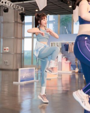Lin Hana Instagram - 真的真的真的很開心這次能擔任 @asicstw 
2023年春夏女性商品發表會的運動潮流穿搭代表٩(ᵔᗜᵔ*)و
發表會上以簡單的LOGO運動休閒風格T-shint搭配球鞋,像是腳上#EX89刻篮球是我非喜的配色,很可愛!很百搭!
而這次的新品主題凪乃NAGINO系列，在 @asicstw 鼓勵女性在動的同時也能在中自我探索、自我對話、尋生活平衡與靜,正是在我運動的過程中一直不斷不斷到現在能領悟到的,心態影響狀態,只有強妝健康的身體才能帶著我們去實踐心裡想做的事啊！
而這次的靈感來自於海邊，海，有時平静有時澎湃,就像魔術師一樣,跟角色一樣帶領觀眾到每一章不同的故事情節裡,再我在與每一個角色分手說再見的時候,調整自己步調跟心態,大海總是能引導我,心之所向,身之所往。
重啟狀態再次自我挑戰,突破舒適圈！
就像穿上這身和溫暖的運動衣像海一樣比的包容度以滿滿的包覆著我,讓我重新充電往下一站再出發！
@asicstw
#NAGINO
#ASICSWOMEN
#ASICSTW
#nothingfeelsbetter