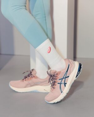 Lin Hana Instagram - 真的真的真的很開心這次能擔任 @asicstw 
2023年春夏女性商品發表會的運動潮流穿搭代表٩(ᵔᗜᵔ*)و
發表會上以簡單的LOGO運動休閒風格T-shint搭配球鞋,像是腳上#EX89刻篮球是我非喜的配色,很可愛!很百搭!
而這次的新品主題凪乃NAGINO系列，在 @asicstw 鼓勵女性在動的同時也能在中自我探索、自我對話、尋生活平衡與靜,正是在我運動的過程中一直不斷不斷到現在能領悟到的,心態影響狀態,只有強妝健康的身體才能帶著我們去實踐心裡想做的事啊！
而這次的靈感來自於海邊，海，有時平静有時澎湃,就像魔術師一樣,跟角色一樣帶領觀眾到每一章不同的故事情節裡,再我在與每一個角色分手說再見的時候,調整自己步調跟心態,大海總是能引導我,心之所向,身之所往。
重啟狀態再次自我挑戰,突破舒適圈！
就像穿上這身和溫暖的運動衣像海一樣比的包容度以滿滿的包覆著我,讓我重新充電往下一站再出發！
@asicstw
#NAGINO
#ASICSWOMEN
#ASICSTW
#nothingfeelsbetter