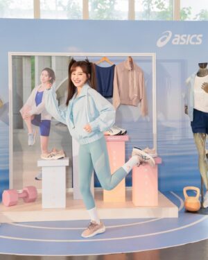 Lin Hana Instagram - 真的真的真的很開心這次能擔任 @asicstw 
2023年春夏女性商品發表會的運動潮流穿搭代表٩(ᵔᗜᵔ*)و
發表會上以簡單的LOGO運動休閒風格T-shint搭配球鞋,像是腳上#EX89刻篮球是我非喜的配色,很可愛!很百搭!
而這次的新品主題凪乃NAGINO系列，在 @asicstw 鼓勵女性在動的同時也能在中自我探索、自我對話、尋生活平衡與靜,正是在我運動的過程中一直不斷不斷到現在能領悟到的,心態影響狀態,只有強妝健康的身體才能帶著我們去實踐心裡想做的事啊！
而這次的靈感來自於海邊，海，有時平静有時澎湃,就像魔術師一樣,跟角色一樣帶領觀眾到每一章不同的故事情節裡,再我在與每一個角色分手說再見的時候,調整自己步調跟心態,大海總是能引導我,心之所向,身之所往。
重啟狀態再次自我挑戰,突破舒適圈！
就像穿上這身和溫暖的運動衣像海一樣比的包容度以滿滿的包覆著我,讓我重新充電往下一站再出發！
@asicstw
#NAGINO
#ASICSWOMEN
#ASICSTW
#nothingfeelsbetter